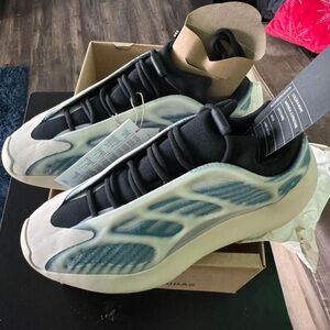 Dead stock Yeezy Kyanite